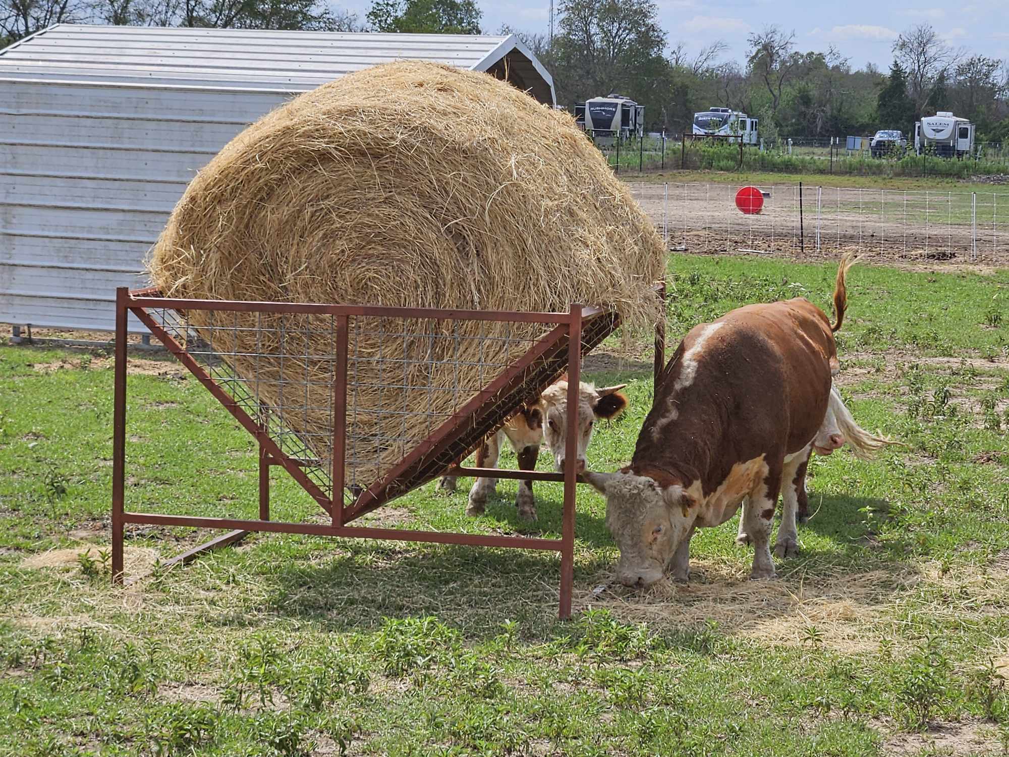 Uncovered round bale feeder